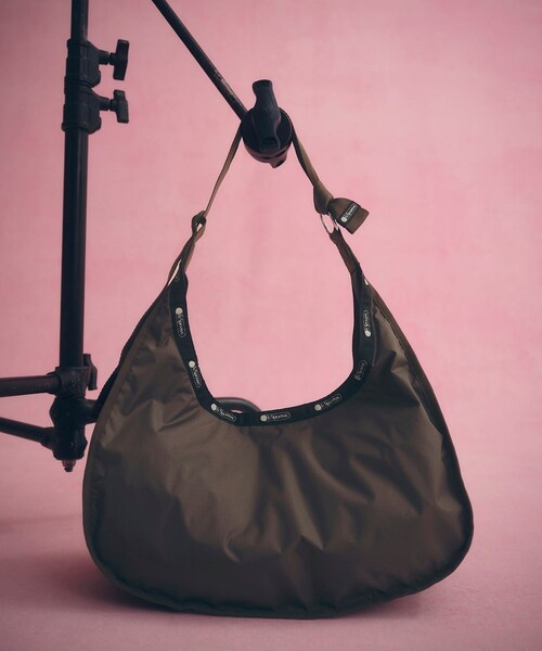 ADAM ET ROPE'(アダムエロペ)の「【LeSportsac for ADAM ET ROPE'】LARGE SPORTSAC LT (SOLID)(ショルダーバッグ・レディース・ブラック/ブラウン・F)」の12枚目の写真