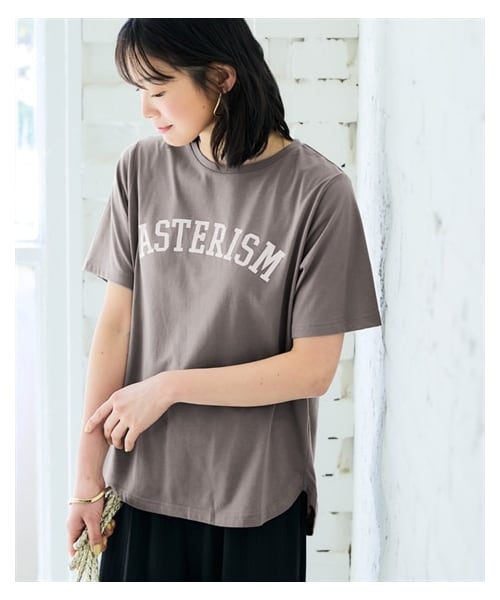 nissen（ニッセン）の「【吸汗速乾】裾ラウンドプリントＴシャツ＜大きいサイズ有＞（Tシャツ/カットソー・レディース・オフホワイト:フレンチロゴ/黒:フレンチロゴ/在庫限り_黒:ロゴ/在庫限り_アイスブルー:カレッジロゴ/在庫限り_オフホワイト:カレッジロゴ/在庫限り_ピンクベージュ:花ロゴ/在庫限り_グレージュ:草木/在庫限り_ライトカーキ:ブックネコ/在庫限り_杢グレー:胸ネコ/在庫限り_グレージュ:胸ネコ/オートミール:花/グレージュ:大人ロゴ/グレー:カレッジロゴ/黒:胸ネコ/ブルー:ブックネコ/ダスティピンク:オーシャン/ダスティミント:ペンギン/ライトグレー杢:ネコ/コーラルピンク:花/ネイビー:スマイル/アイスブルー:ハートロゴ・S/M/L/LL/3L/4L/5L/6L）」の7枚目の写真