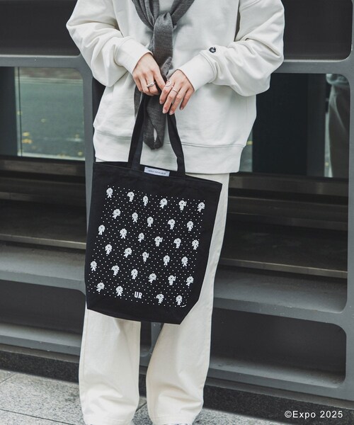 THE GOODLAND MARKET（ザグッドランドマーケット）の「EXPO2025 TOTE-DOT M（トートバッグ・レディース・WH/BK・M）」の2枚目の写真