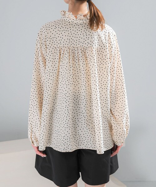 URBAN RESEARCH ROSSO（アーバンリサーチロッソ）の「『WEB限定』フリルスタンドカラーシャツ（シャツ/ブラウス・レディース・LIGHTBEIGE/BLACK/DOT・Free）」の5枚目の写真