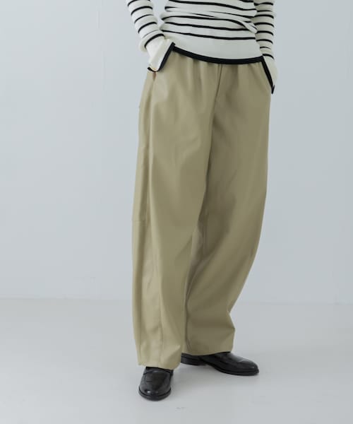 URBAN RESEARCH(アーバンリサーチ)の「レザーライクコクーンパンツ(その他パンツ・レディース・BLACK/BEIGE・FREE)」の2枚目の写真