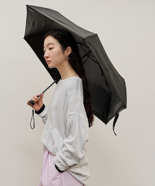 ADAM ET ROPE'(アダムエロペ)の「形状記憶折りたたみ晴雨兼用傘/遮光(折りたたみ傘・レディース・ブラック/グレー・F)」の1枚目の写真