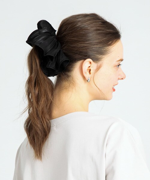 URBAN RESEARCH Sonny Label（アーバンリサーチサニーレーベル）の「シャイニーサテンフレアシュシュ（ヘアゴム・レディース・オフ/ブラック・one）」の2枚目の写真