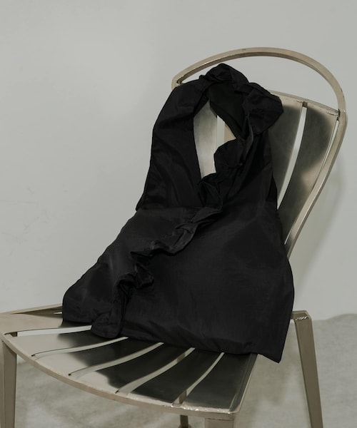 SMELLY（スメリー）の「カシュクールフリルトート（トートバッグ・レディース・IVO/BLK・-）」の2枚目の写真
