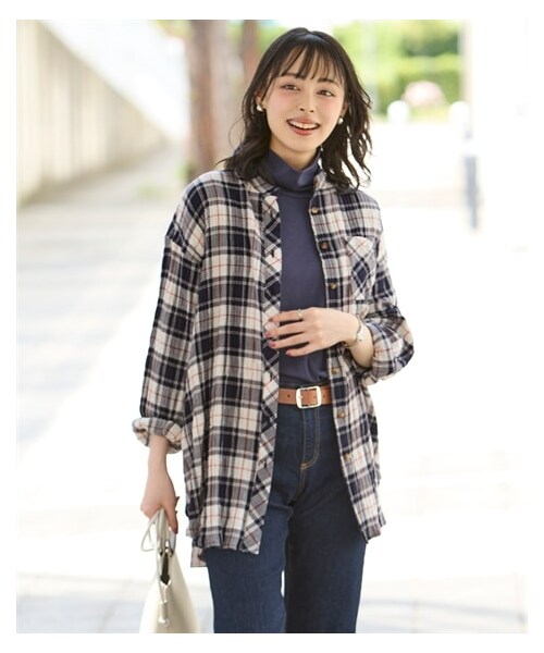 nissen（ニッセン）の「大きいサイズ 柔らか綿混ヘリンボーンバンドカラーゆるシャツ（シャツ/ブラウス・レディース・オフホワイト系チェック/カーキ系チェック/ブルー系ストライプ/黒系ギンガムチェック/ワイン系カラフルチェック/ベージュグレー/ピンクオレンジ/ネイビー系/レンガ系チェック/オフホワイト×ネイビー系チェック/ネイビー系チェック・L~LL相当/3L~4L相当/5L~6L相当/8L~10L相当）」の7枚目の写真