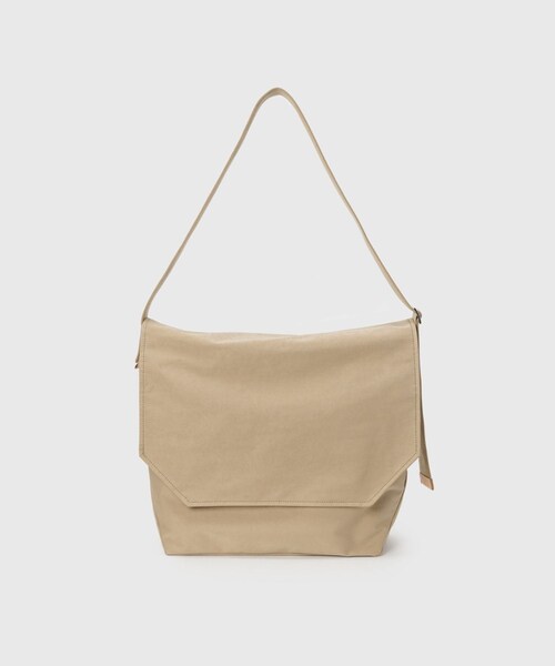 ADAM ET ROPE'(アダムエロペ)の「【HenderScheme/エンダースキーマ】flap shoulder big(ショルダーバッグ・メンズ・ブラック/ベージュ・F)」の2枚目の写真