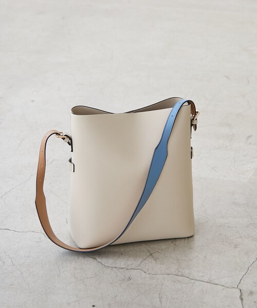 VIS（ビス）の「【新色追加】【A4収納】リバーシブルハンドルワンショルダーバッグ（トートバッグ・レディース・ブラック/ライトグレー/キャメル系/ベージュ系/ダークブラウン/グレー系・F）」の16枚目の写真