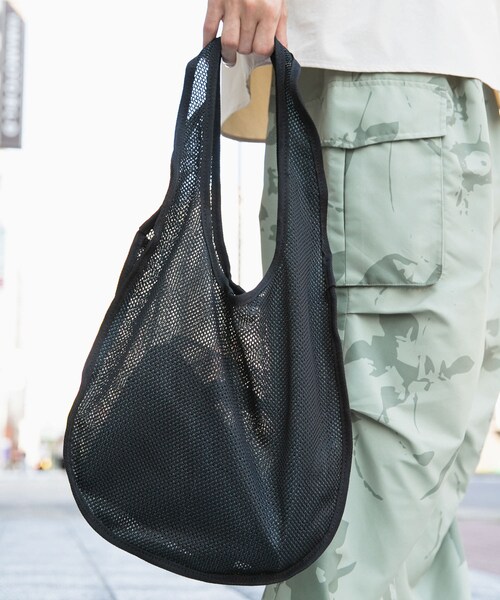 SENSE OF PLACE by URBAN RESEARCH（センスオブプレイスバイアーバンリサーチ）の「メッシュラウンドトートバッグ（トートバッグ・メンズ・BLACK/GRAY/NAVY・one）」の4枚目の写真