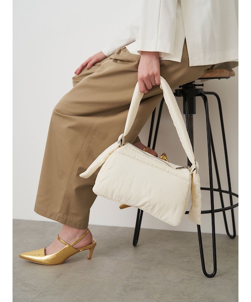 ELENDEEK（エレンディーク）の「PADDING BUCKLE BAG（ハンドバッグ・レディース・オフホワイト/ブラック/シルバー・F）」の3枚目の写真