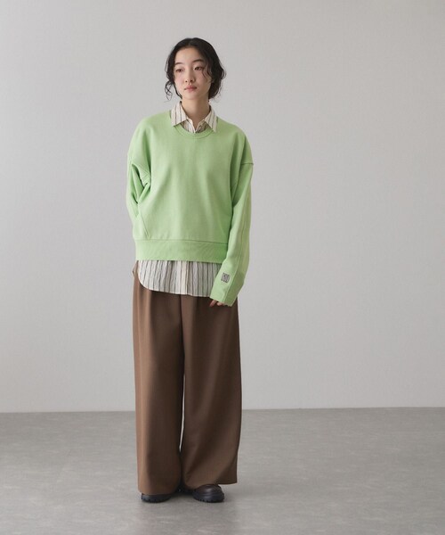 ADAM ET ROPE'(アダムエロペ)の「【サステナブル】ロゴフォルムスウェット(スウェット・レディース・チャコール/キナリ系/ライトグリーン・F)」の8枚目の写真