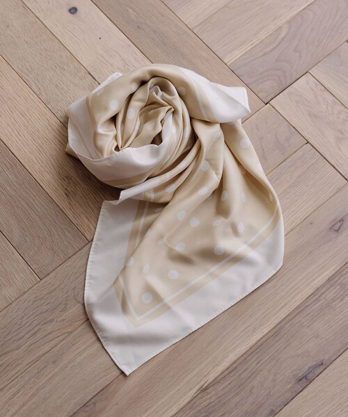 URBAN RESEARCH DOORS(アーバンリサーチドアーズ)の「ドットスカーフ(バンダナ/スカーフ・レディース・NAVY/BEIGE/SILVER・One/one)」の1枚目の写真