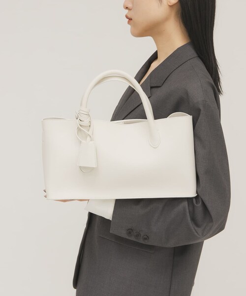 KBF（ケイビーエフ）の「チャーム付きワイドボックスBAG（ハンドバッグ・レディース・OFF/BLACK・One）」の4枚目の写真