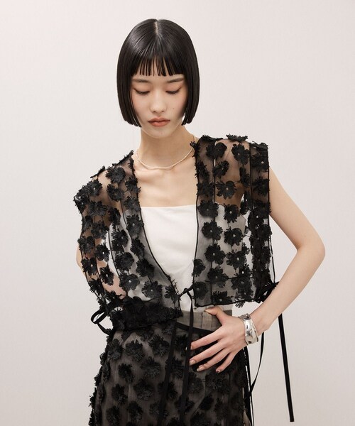 ADAM ET ROPE'(アダムエロペ)の「フラワーチュール2WAYトップス(シャツ/ブラウス・レディース・ブラック/ホワイト・F)」の4枚目の写真