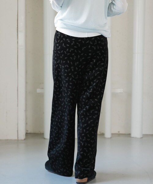URBAN RESEARCH DOORS(アーバンリサーチドアーズ)の「FORK&SPOON ベロアプリントイージーパンツ(その他パンツ・レディース・BLACK/DARKGREEN・1/2)」の14枚目の写真