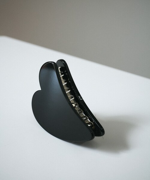 ADAM ET ROPE'(アダムエロペ)の「【J'aDoRe・店舗限定】【heyep(ヘイップ)】Medium Heart Clip/ハートクリップ ミディアム(バレッタ/ヘアクリップ・レディース・ブラック・F)」の3枚目の写真