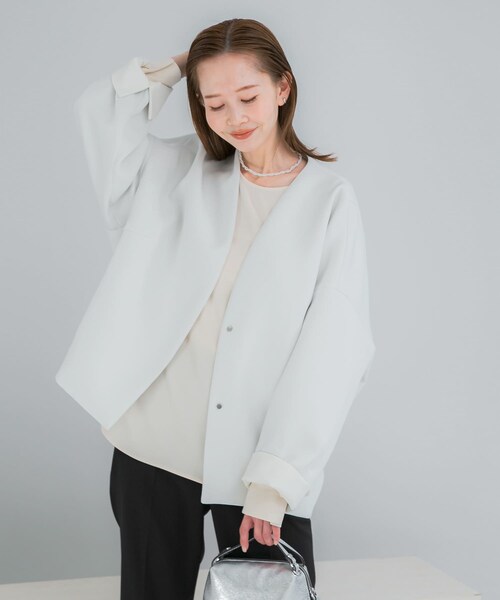 URBAN RESEARCH ROSSO（アーバンリサーチロッソ）の「『一部別注カラー』ELENDEEK　FORM SHORT COAT（ノーカラージャケット・レディース・別注O.WHT/別注NVY/MNT・Free）」の10枚目の写真