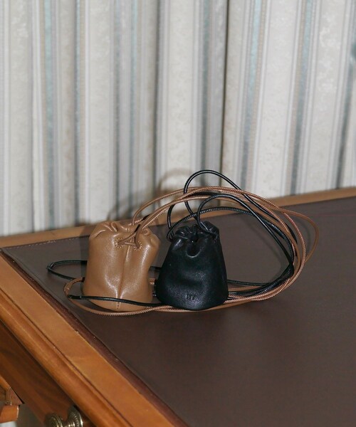 ADAM ET ROPE'(アダムエロペ)の「【PFT】Drawstrig Mini Pochette(ショルダーバッグ・レディース・ブラック/ブラウン・F)」の5枚目の写真