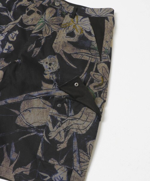 URBAN RESEARCH（アーバンリサーチ）の「Andersson Bell　FLOWER OVERLAY CARGO SHORTS（その他パンツ・メンズ・BLK/BEI・46/48）」の8枚目の写真