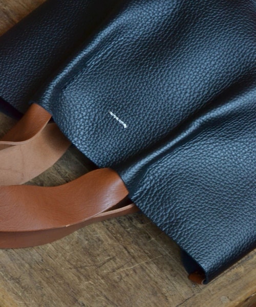 ADAM ET ROPE'（アダムエロペ）の「【HenderScheme/エンダースキーマ】piano bag medium（トートバッグ・メンズ・ブラック・F）」の6枚目の写真