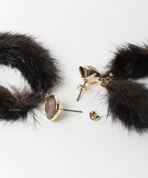 SENSE OF PLACE by URBAN RESEARCH（センスオブプレイスバイアーバンリサーチ）の「FO ファーラウンドピアス（ピアス（両耳用）・レディース・BROWN/GRAY/L.BEIGE・Free）」の6枚目の写真