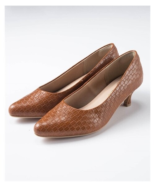 nissen（ニッセン）の「【ゆったり幅広】ポインテッドトゥミドルヒールパンプス（低反発中敷）（ワイズ４Ｅ）（パンプス・メンズ・黒(スムース)/キャメル(スムース)/アイボリー(スムース)/黒(スエード調)/グレー(スエード調)/アンティークシルバー/黒(エナメル調)/ピンクベージュ(エナメル調)/モカベージュ(スエード調)/ダスティーネイビー(スエード調)/グレージュ(スエード調)/ブルーグリーン(スエード調)/ダークブラウン(スエード調)/チェック柄/ブラウン(クロコ)/オーク(スムース)/ベージュ(クロコ)/ミント(スエード調)/ピンクベージュ(刺しゅう)/キャメル(メッシュ型押し)/ブラックチェック/オレンジブラウン(スエード調)/パイソン柄/アプリコット(スエード調)/ホワイト(型押し)/ブルーパープル(スエード調)/オレンジキャメル(メッシュ型押し)/ブロンズ・23.0cm/4E/23.5cm/4E/24.0cm/4E/24.5cm/4E/25.0cm/4E/25.5cm/4E/26.0cm/4E/26.5cm/4E/27.0cm/4E）」の12枚目の写真