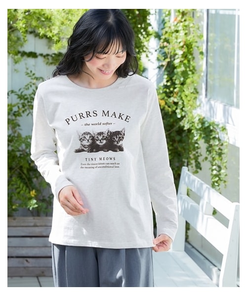 nissen（ニッセン）の「綿１００％長袖プリントTシャツ（ＵＶカット）＜大きいサイズ有＞（Tシャツ/カットソー・レディース・オフホワイト:フレンチロゴ/アイス杢:シンプルロゴ/在庫限り◆ライムイエロー:草花/在庫限り◆グレージュ:ネコロゴ/黒:ナンバーロゴ/在庫限り◆モーブピンク:雑貨ロゴ/オフホワイト:ナンバーロゴ/モカグレー:クールロゴ/黒:フレンチロゴ/アイス杢:フォトねこ/ラズベリーピンク:フレンチ/杢グレー:ネコだらけ/チャコールグレー:袖ロゴ/ボルドー:ロゴ花/ネイビー:ハート/オフホワイト:ブロックロゴ/黒:レタリングロゴ/グレイッシュブルー:ほのぼのネコ/モカベージュ:胸つむネコ/チャコール:アーチロゴ/在庫限り◆ブルーグレー:胸ネコ/在庫限り◆ダスティピンク:花/チャコール:おすわりネコ/黒:ブロックロゴ/オフホワイト:筆記ロゴ/グリーン:野花・S/M/L/LL/3L/4L/5L/6L/8L/10L）」の13枚目の写真