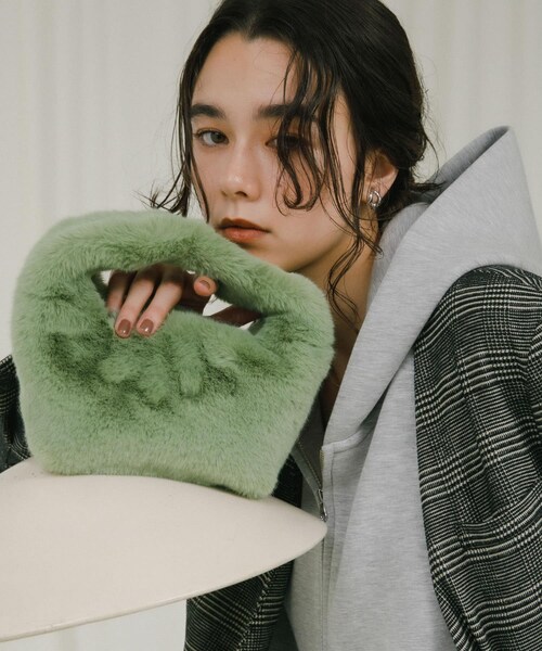 URBAN RESEARCH ROSSO（アーバンリサーチロッソ）の「LE VERNIS　Fake fur micro bag（ハンドバッグ・レディース・グリーン/ライトベージュ/パープル/ブラウン・-）」の5枚目の写真