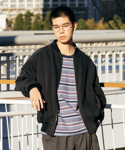 URBAN RESEARCH(アーバンリサーチ)の「A PRESSE Silk Padding Jacket(ブルゾン・メンズ・NAVY/KHAKI・2/3)」の2枚目の写真