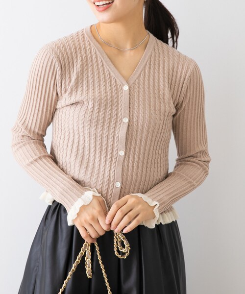 URBAN RESEARCH ROSSO（アーバンリサーチロッソ）の「F by ROSSO　スパンコールフリルリブカーディガン（カーディガン/ボレロ・レディース・BEIGE/GRAY/NAVY・Free）」の2枚目の写真
