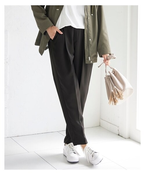 nissen（ニッセン）の「＜大きいサイズ＞のびるとろみタックスリムテーパードパンツ（股下６２ｃｍ）（パンツ・レディース・スモークイエロー/ディープグリーン/アイスグレー/バイオレットパープル/黒/マロンブラウン/ディープブルー/不要/ラベンダー/サンセットレッド/マスタードイエロー・L/LL/3L/4L/5L/6L/8L/10L）」の3枚目の写真