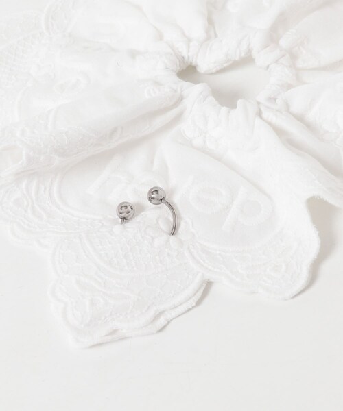 URBAN RESEARCH ROSSO（アーバンリサーチロッソ）の「heyep　PIERCED LACE SCRUNCHIE（ヘアゴム・レディース・WHITE/BLACK・-）」の5枚目の写真