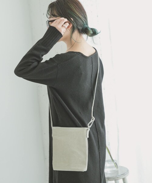 ITEMS URBANRESEARCH（アイテムズ アーバンリサーチ）の「PIG LEATHER ミニショルダーバッグ（ショルダーバッグ・メンズ・BLK/BEG/GRY・-）」の15枚目の写真