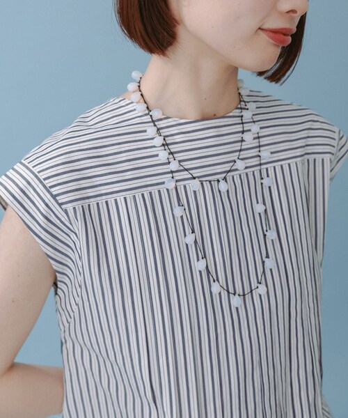 ADAM ET ROPE'（アダムエロペ）の「【定番】タックフレアジレブラウス（シャツ/ブラウス・レディース・ホワイト/ベージュ系/ネイビー系/ブラック・F）」の21枚目の写真