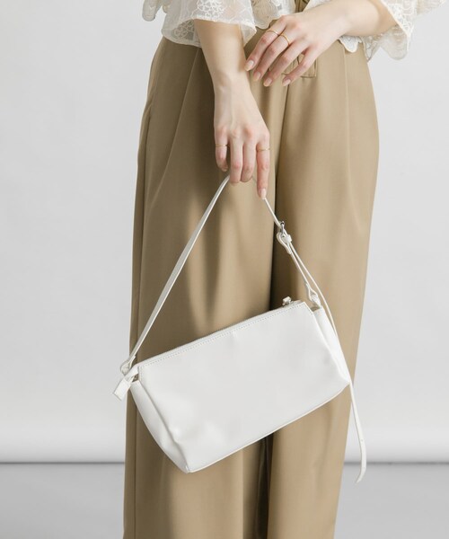 KBF（ケイビーエフ）の「アシンメトリースリムショルダーBAG（ショルダーバッグ・レディース・BLACK/IVORY/CAMEL・one）」の5枚目の写真