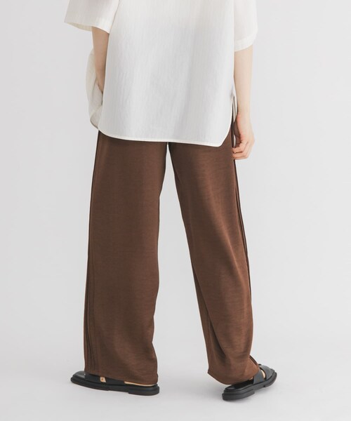 KBF(ケイビーエフ)の「タックラインイージーサテンパンツ(その他パンツ・レディース・BROWN/BEIGE/NAVY・One)」の7枚目の写真