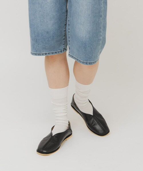 KBF（ケイビーエフ）の「センターシームフラットシューズ（パンプス・レディース・IVORY/BLACK・36/37/38）」の17枚目の写真