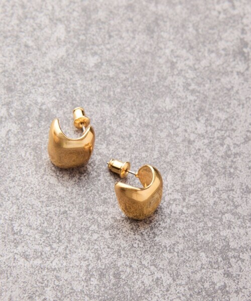 ADAM ET ROPE'(アダムエロペ)の「カーブフォルムピアス(ピアス(両耳用)・レディース・ゴールド/シルバー・F)」の2枚目の写真