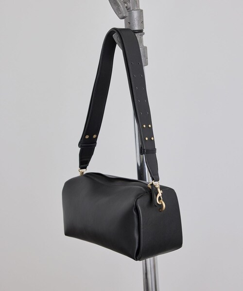 ADAM ET ROPE'(アダムエロペ)の「【WEB限定】ワイドベルトボックスショルダー(ショルダーバッグ・レディース・ブラック/グレー系・F)」の4枚目の写真