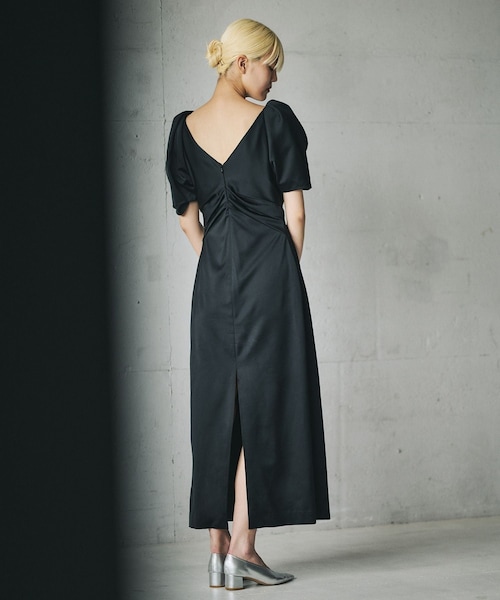 ROPE'（ロペ）の「【一部店舗限定】【REALM（レルム）】WAIST TUCK DRESS｜ドレス（ドレス・レディース・ブラック/ネイビー・36/38）」の4枚目の写真