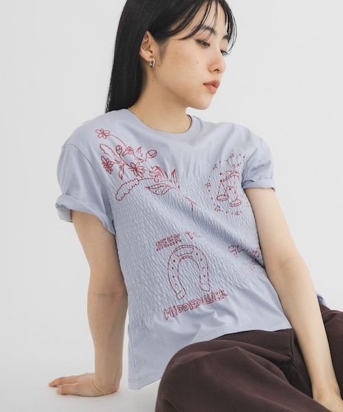 KBF（ケイビーエフ）の「シャーリングデザインプリントTEE（Tシャツ/カットソー・レディース・IVORY/BROWN/BLUE・One）」の3枚目の写真