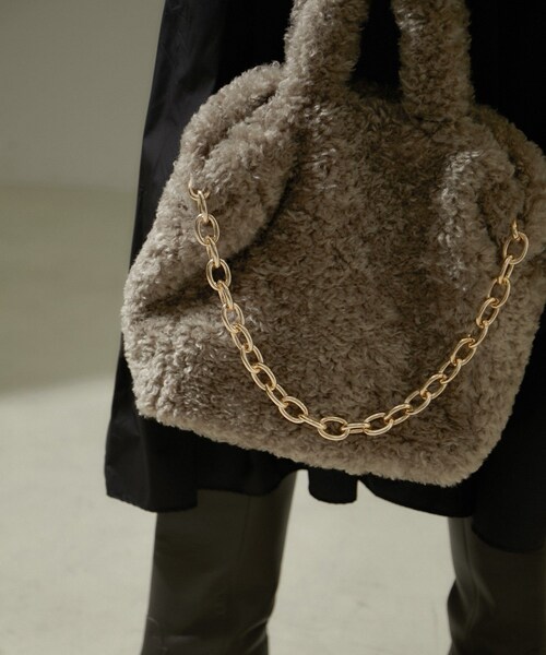 ADAM ET ROPE'(アダムエロペ)の「【helen Moore】joy bag with chunky chain 50cm/ファーバッグ(ハンドバッグ・レディース・グレー系・F)」の4枚目の写真
