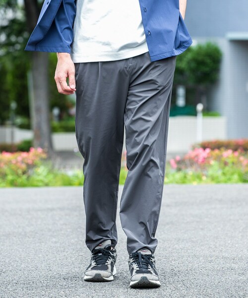 ITEMS URBANRESEARCH(アイテムズ アーバンリサーチ)の「シルキーナイロン 多機能 タックパンツ(その他パンツ・メンズ・CHA/BLK/NVY・M/L)」の4枚目の写真
