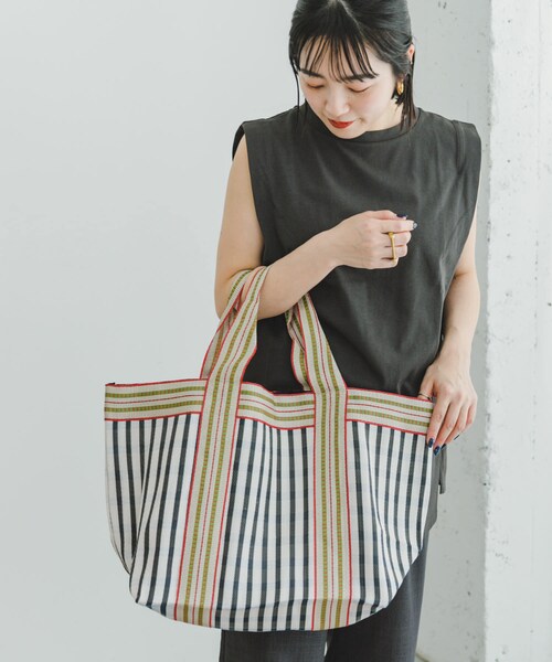 ITEMS URBANRESEARCH（アイテムズ アーバンリサーチ）の「ビニールトートバッグ（トートバッグ・レディース・PPL/GRN/BLK・-）」の9枚目の写真