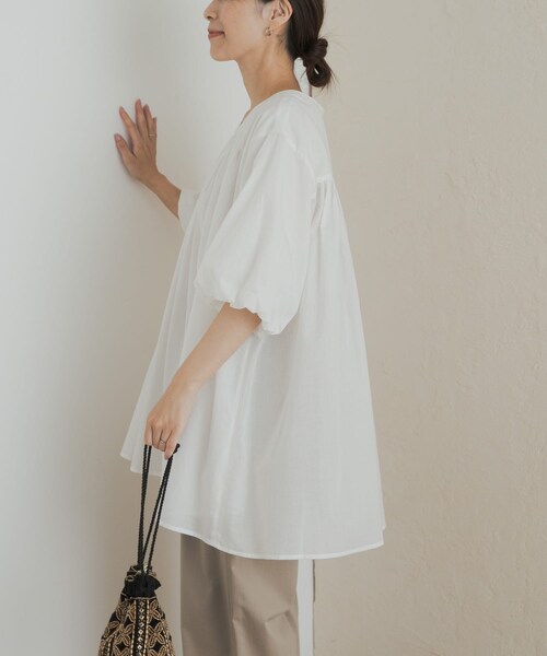 URBAN RESEARCH DOORS(アーバンリサーチドアーズ)の「コットンボイルVネックチュニック(チュニック・レディース・OFF/BLACK・M)」の6枚目の写真