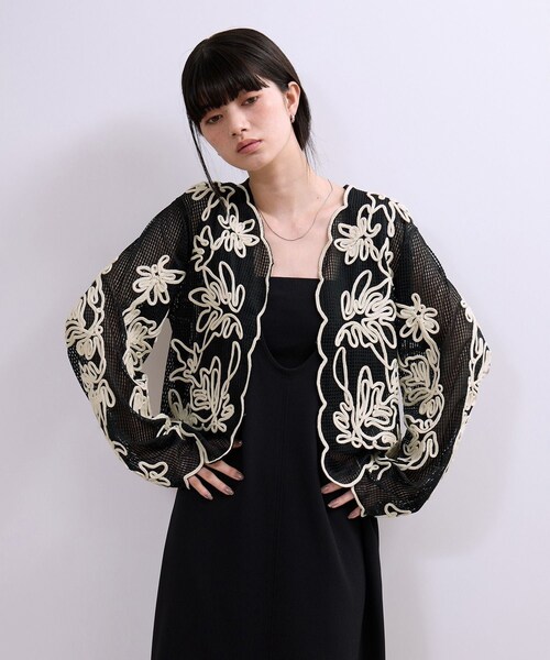 ADAM ET ROPE'(アダムエロペ)の「【WEB限定】メッシュエンブロイダリーカーディガン(カーディガン/ボレロ・レディース・ブラック/ブラック系/ホワイト・F)」の3枚目の写真