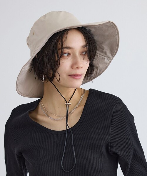 ADAM ET ROPE'（アダムエロペ）の「2WAYレイヤーハット / 撥水・UVケア・取り外し可（ハット・レディース・ブラック/ベージュ系・F）」の2枚目の写真