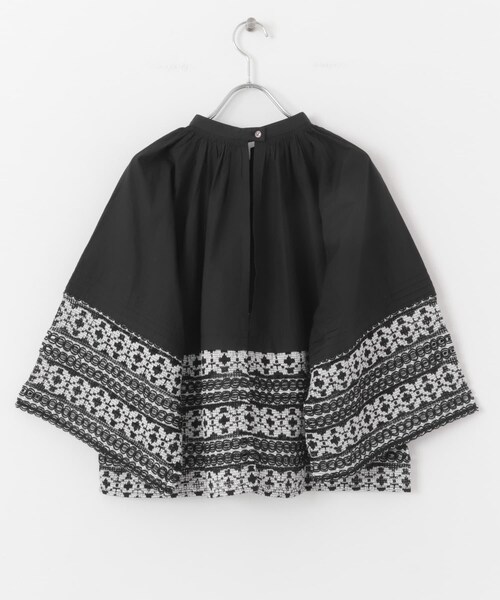 URBAN RESEARCH ROSSO（アーバンリサーチロッソ）の「sara mallika　COTTON BORDER GATHER LACE TOP（シャツ/ブラウス・レディース・WHITE/BLACK・FREE）」の12枚目の写真