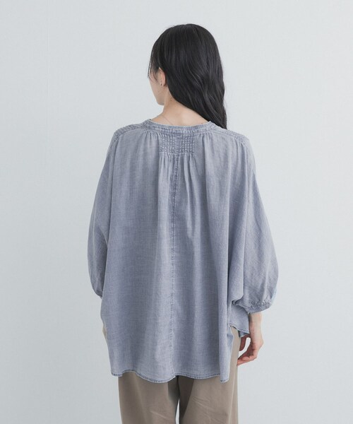 URBAN RESEARCH DOORS(アーバンリサーチドアーズ)の「シアーデニムピンタックドルマンブラウス(シャツ/ブラウス・レディース・INDIGO/L.INDIGO・Free)」の4枚目の写真