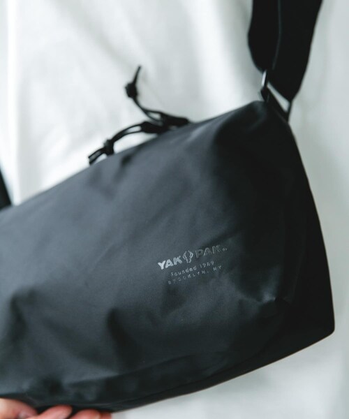 URBAN RESEARCH DOORS(アーバンリサーチドアーズ)の「『別注』YAKPAK×DOORS SHOULDER BAG S(ショルダーバッグ・メンズ・BLACK/CHARCOAL/GRAY/YELLOW・-)」の8枚目の写真