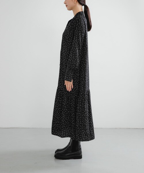 URBAN RESEARCH（アーバンリサーチ）の「ギャザーティアードワンピース（ワンピース・レディース・BLACK/CHARCOAL・Free）」の13枚目の写真